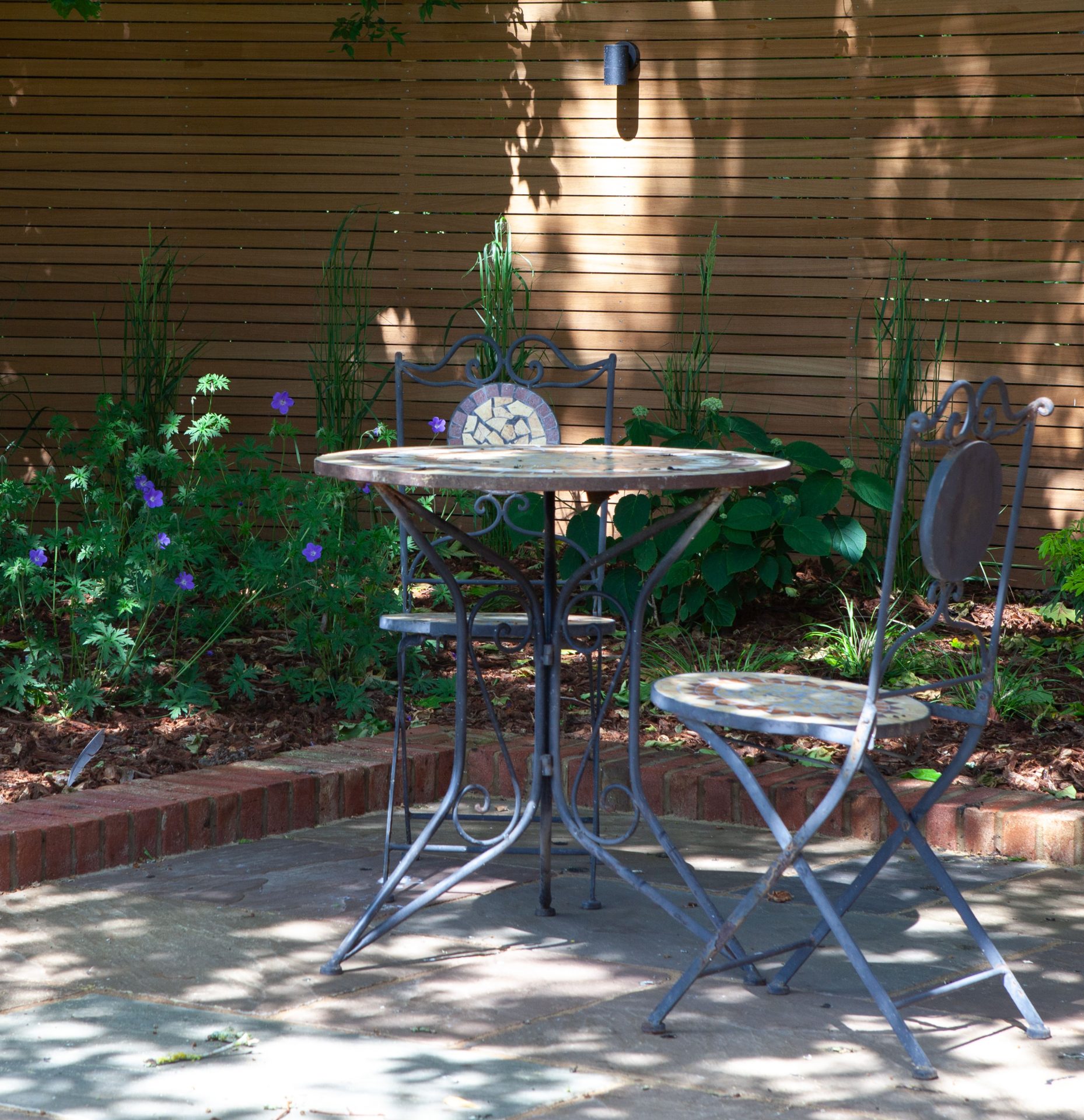 Wide view of the finished Ardley garden for the Stone Terrace & Brick Detail project.