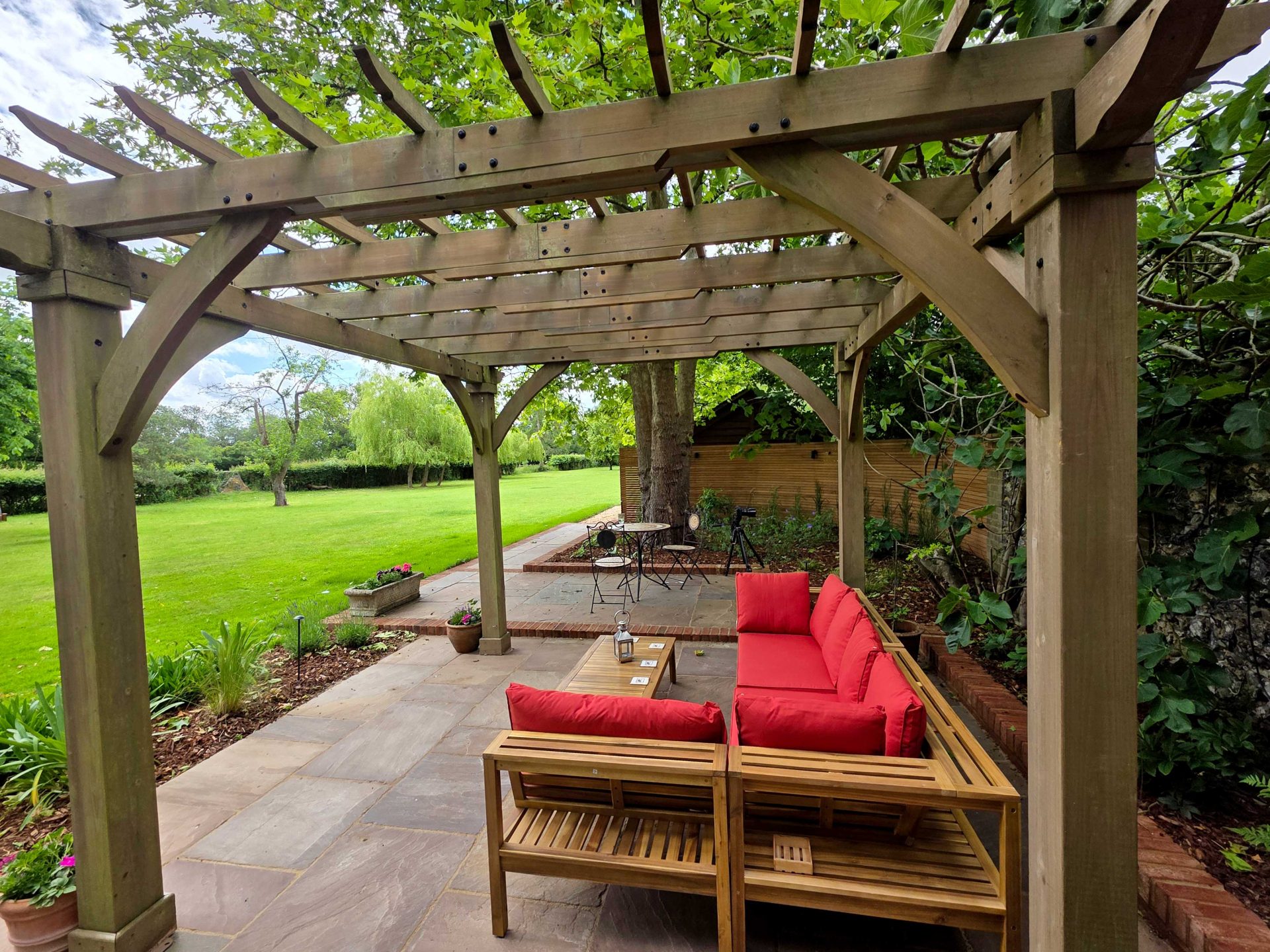 Wide view of the finished Ardley garden for the Stone Terrace & Brick Detail project.