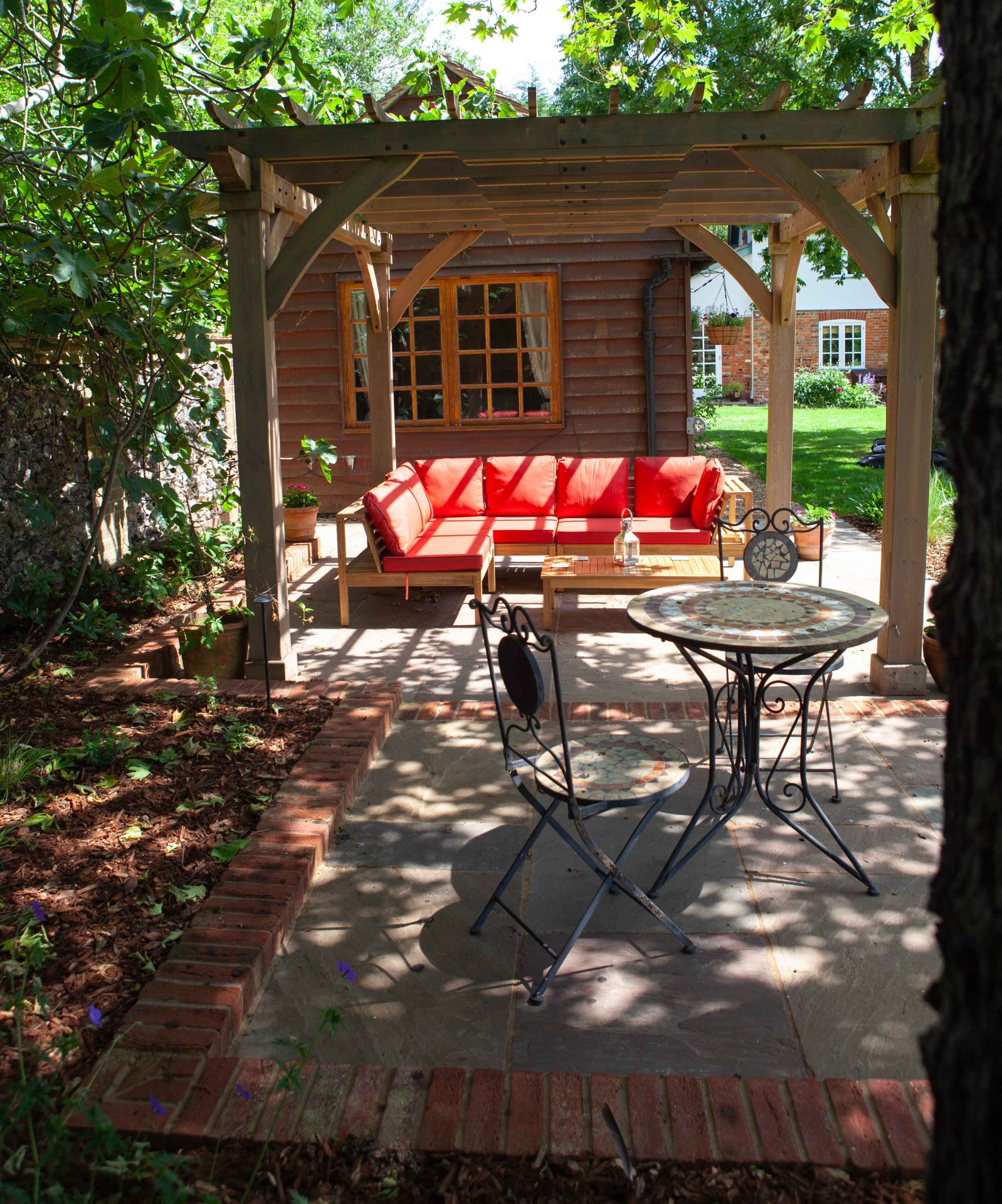 Wide view of the finished Ardley garden for the Stone Terrace & Brick Detail project.
