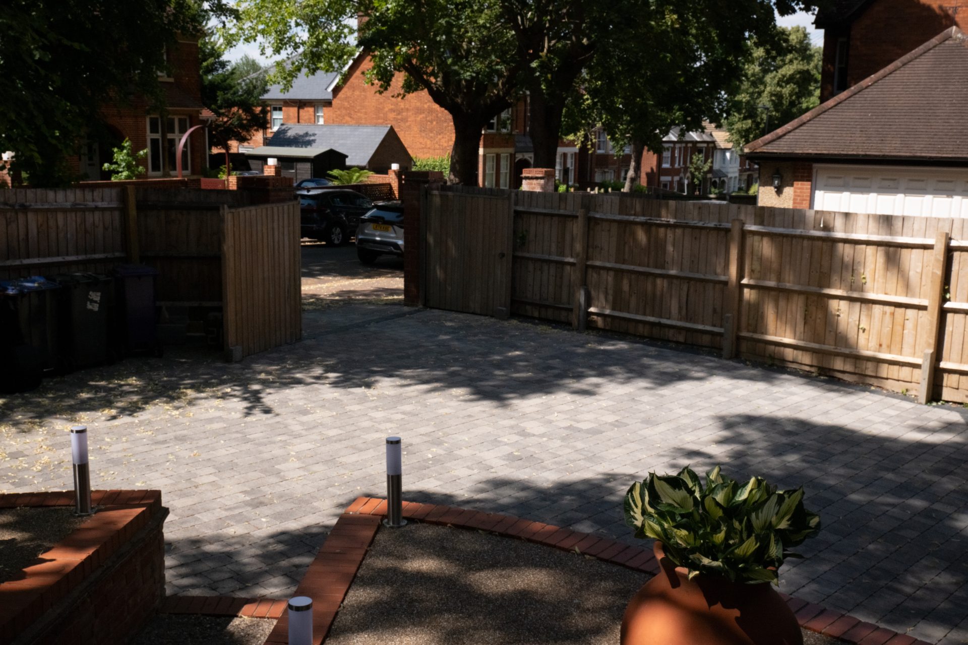 Wide view of the finished Hitchin garden for the Permeable Driveway with Room to Turn project.