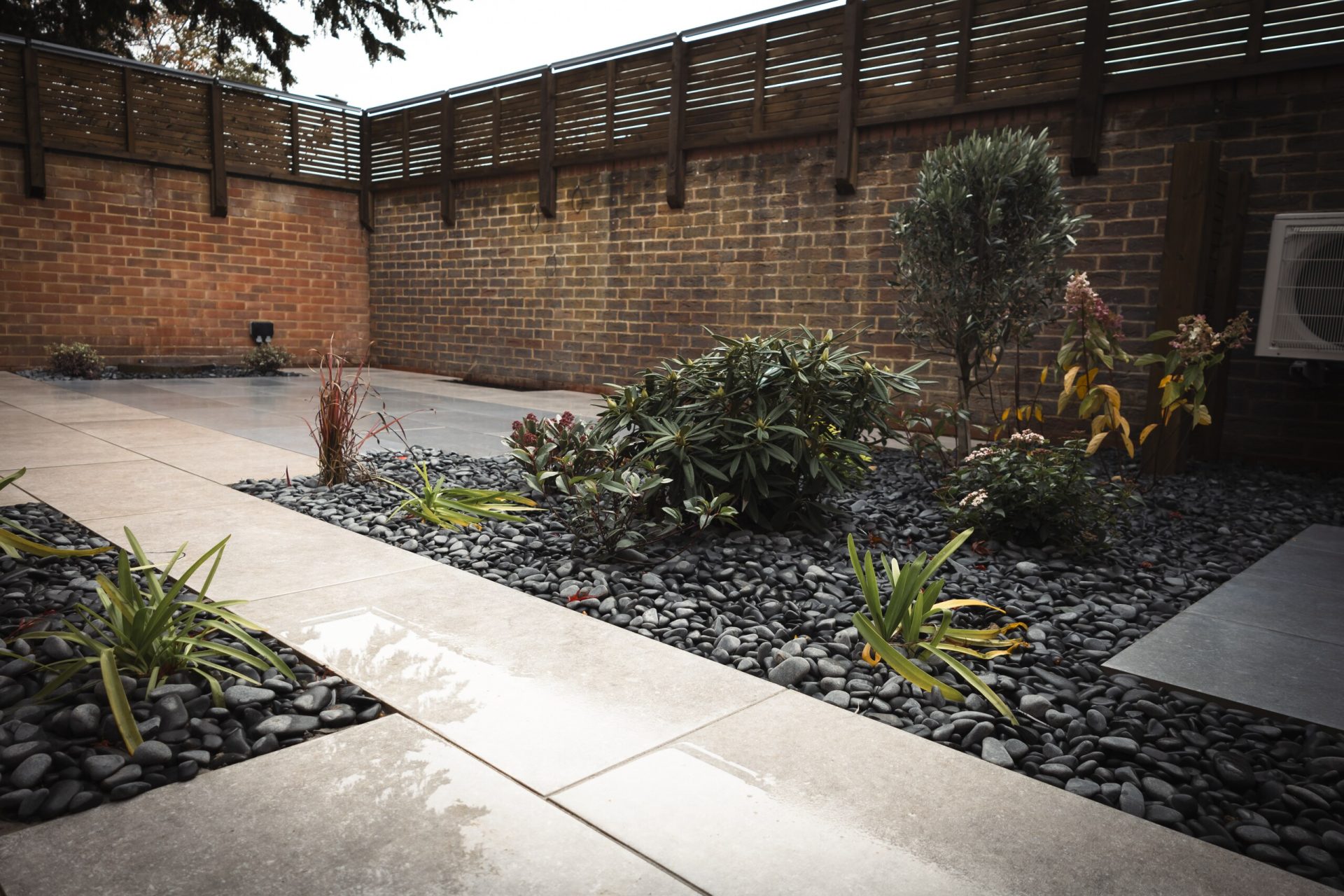 Img in the finished Porcelain Courtyard & Planting garden in Baldock.
