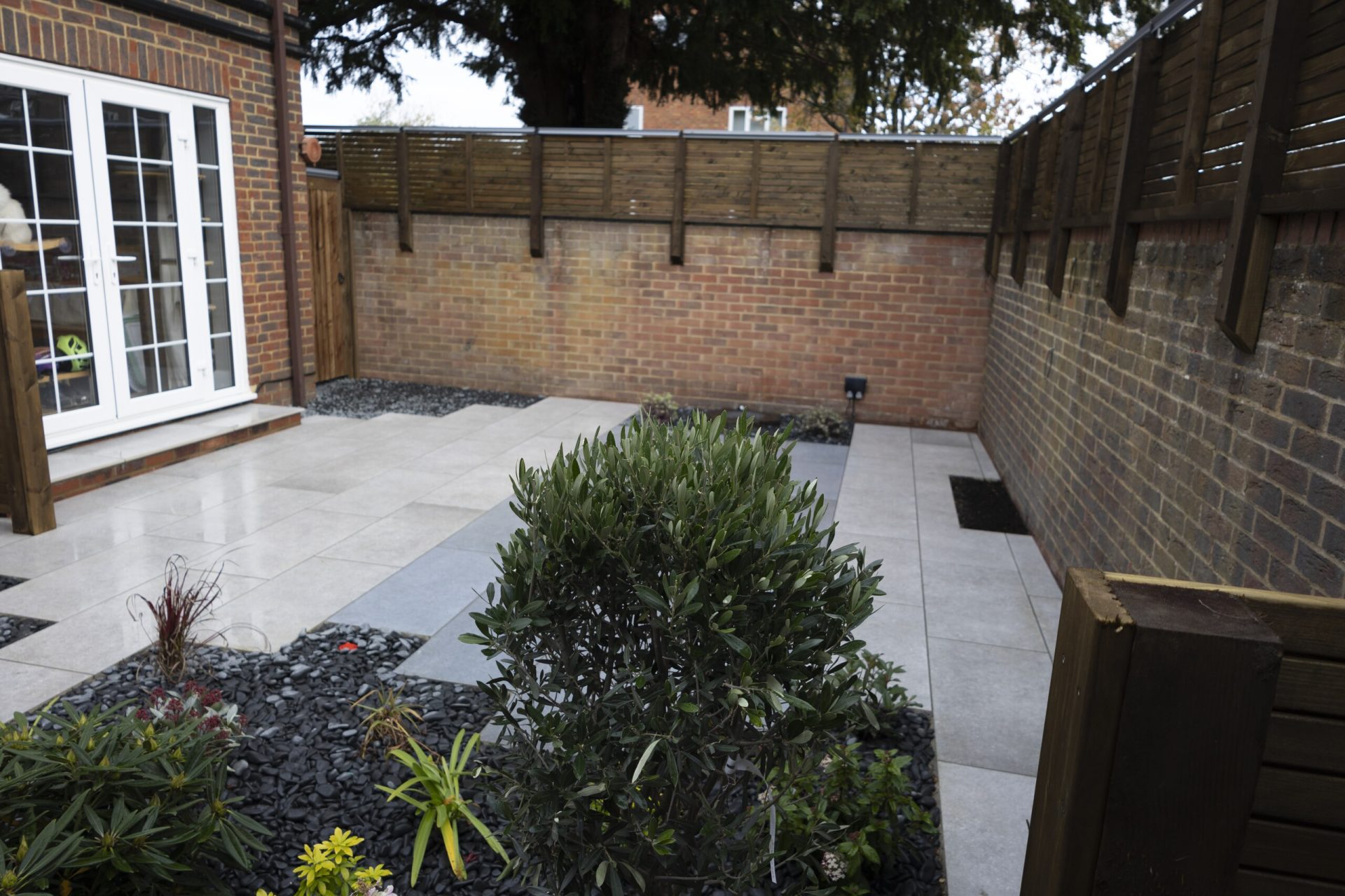 Img in the finished Porcelain Courtyard & Planting garden in Baldock.
